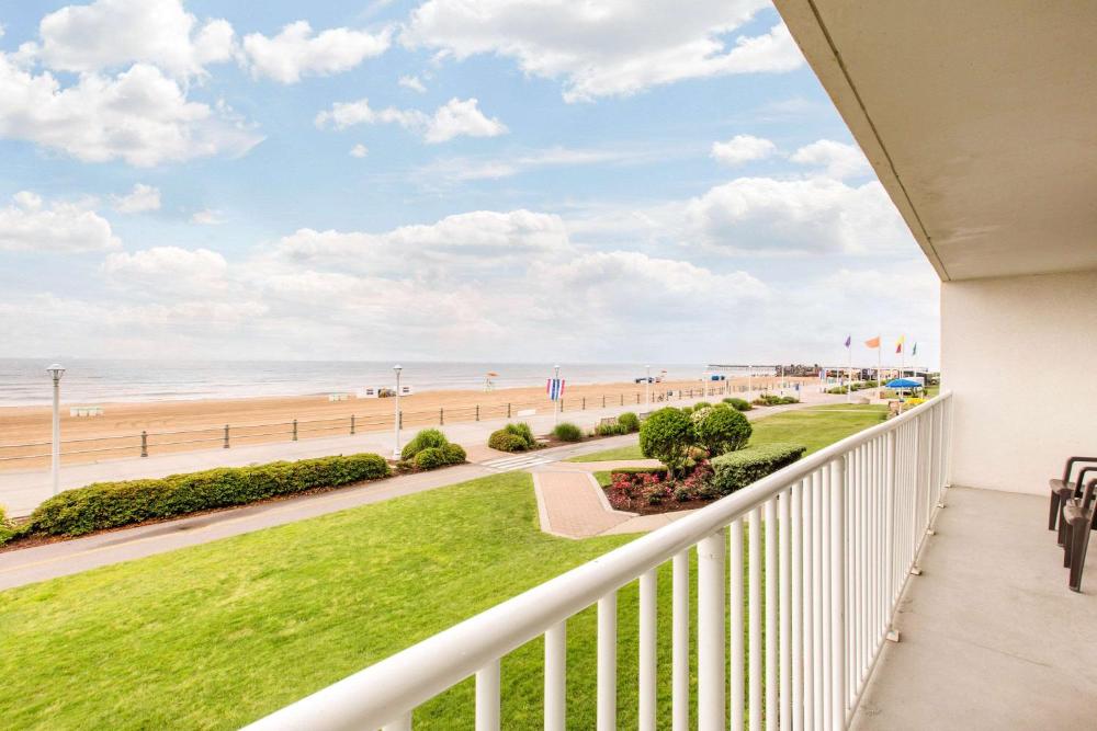 King Suite Ocean Front - Non-Smoking interior